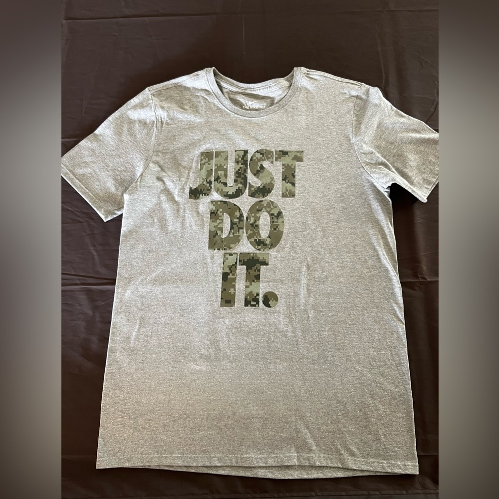 Nike Men’s Medium Digital Camo Shirt.